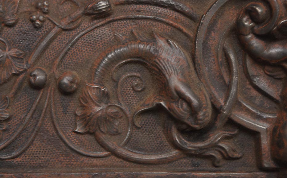 Чугунная внутренняя вставка камина в стиле Наполеона III, украшенная причудливыми орнаментами и химерами. Чугунная внутренняя вставка камина в стиле Наполеона III, украшенная причудливыми орнаментами и химерами.-3