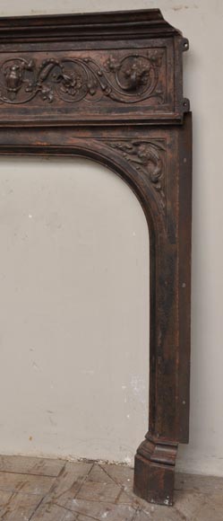 Чугунная внутренняя вставка камина в стиле Наполеона III, украшенная причудливыми орнаментами и химерами. Чугунная внутренняя вставка камина в стиле Наполеона III, украшенная причудливыми орнаментами и химерами.-5