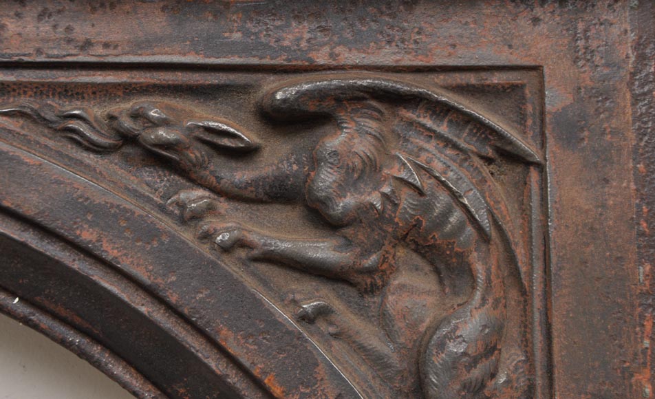 Чугунная внутренняя вставка камина в стиле Наполеона III, украшенная причудливыми орнаментами и химерами. Чугунная внутренняя вставка камина в стиле Наполеона III, украшенная причудливыми орнаментами и химерами.-8