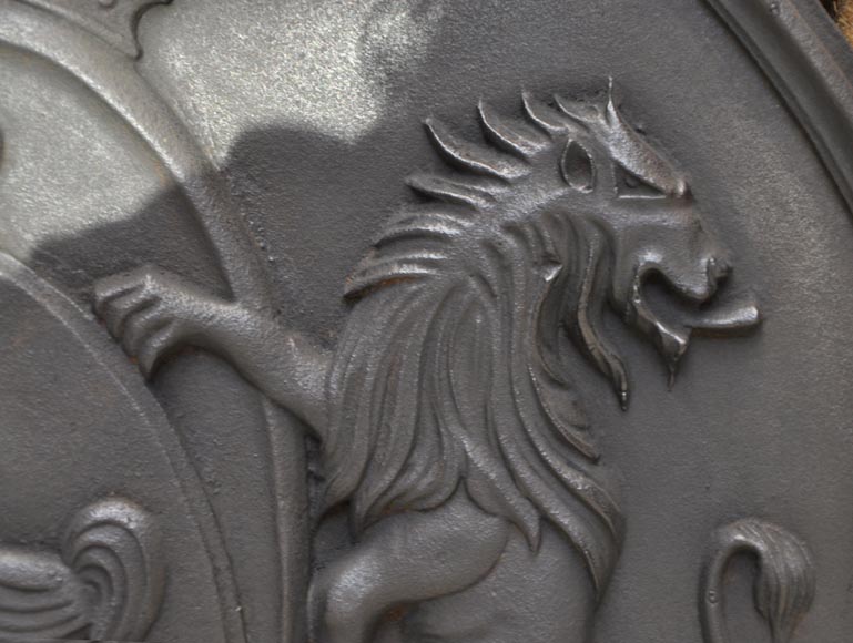 Старинная каминная плита, украшенная петухами и львами. Старинная каминная плита, украшенная петухами и львами.-3