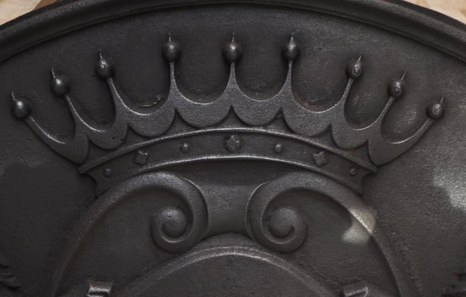 Старинная каминная плита, украшенная петухами и львами. Старинная каминная плита, украшенная петухами и львами.-4