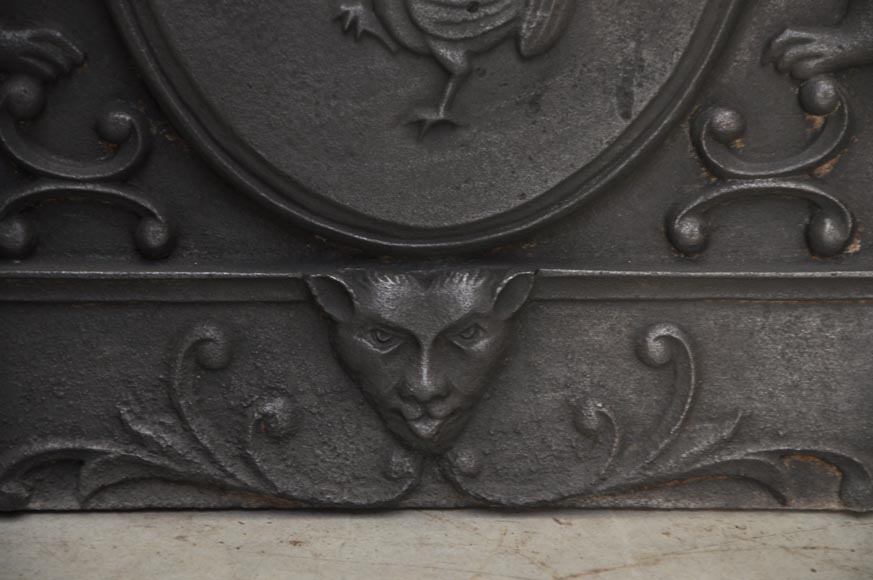 Старинная каминная плита, украшенная петухами и львами. Старинная каминная плита, украшенная петухами и львами.-5