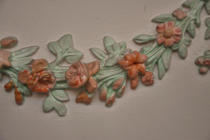 Старинное трюмо в стиле Людовика XVI, украшенное цветочными гирляндами из разноцветного стюка. Старинное трюмо в стиле Людовика XVI, украшенное цветочными гирляндами из разноцветного стюка.-4