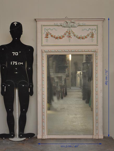 Старинное трюмо в стиле Людовика XVI, украшенное цветочными гирляндами из разноцветного стюка. Старинное трюмо в стиле Людовика XVI, украшенное цветочными гирляндами из разноцветного стюка.-8