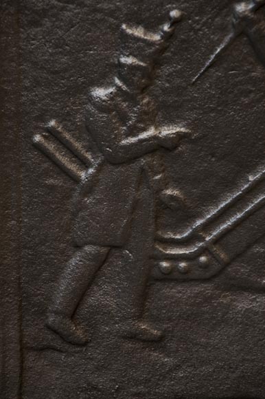 Старинная каминная плита, украшенная солдатами Армии Наполеона на поле боя. Старинная каминная плита, украшенная солдатами Армии Наполеона на поле боя.-2