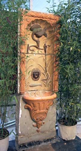 Провансальский фонтан из крашеного камня.-0