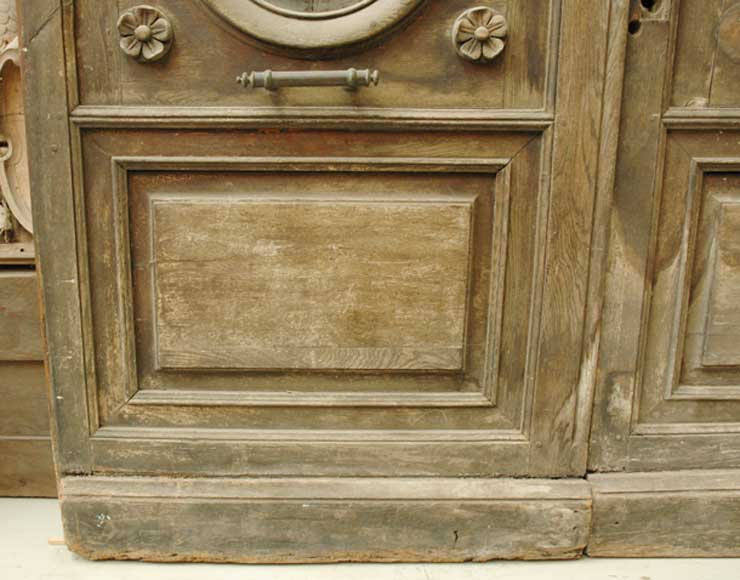 Двустворчатая деревянная дверь с головами сатиров-5