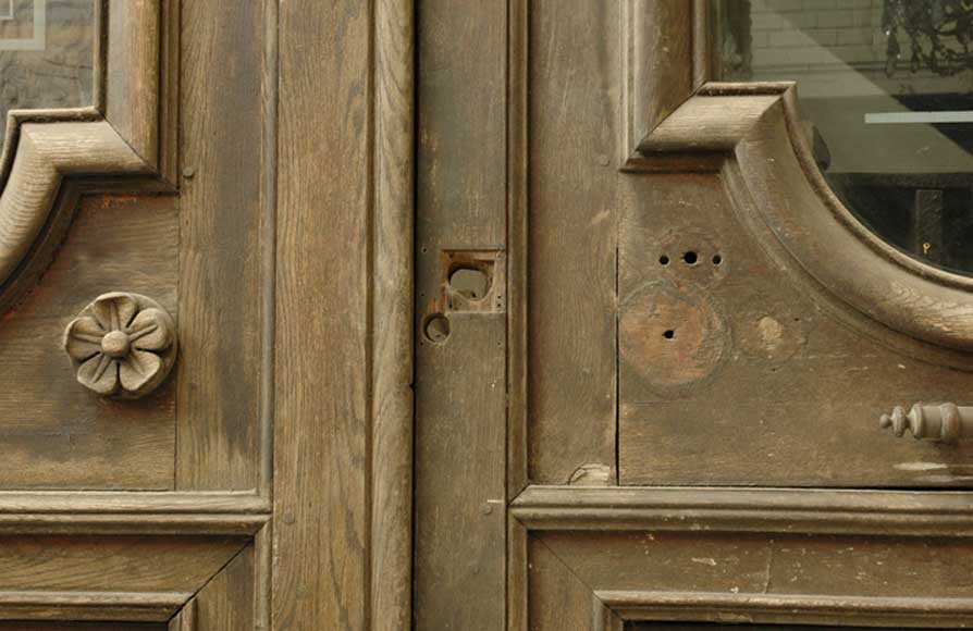 Двустворчатая деревянная дверь с головами сатиров-8