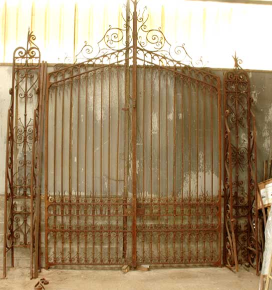 Старинные кованые ворота.-0