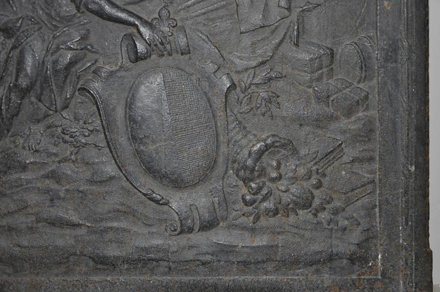 Старинная каминная плита, украшенная гербами города Мец.-3
