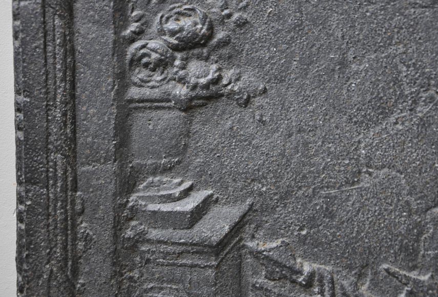 Старинная каминная плита, украшенная гербами города Мец.-5