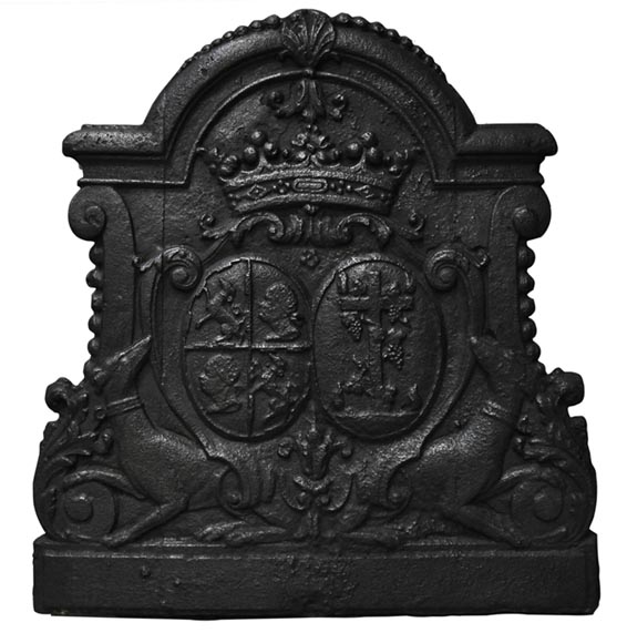 Старинная каминная плита, украшенная гербами союза Жиля Брюне, маркиза Палиса, и Франсуазы-Сюзанны Бинон.-0