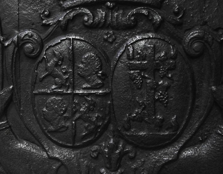 Старинная каминная плита, украшенная гербами союза Жиля Брюне, маркиза Палиса, и Франсуазы-Сюзанны Бинон.-1