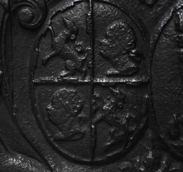 Старинная каминная плита, украшенная гербами союза Жиля Брюне, маркиза Палиса, и Франсуазы-Сюзанны Бинон.-2