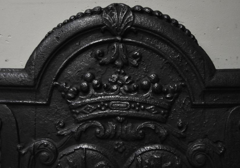 Старинная каминная плита, украшенная гербами союза Жиля Брюне, маркиза Палиса, и Франсуазы-Сюзанны Бинон.-3