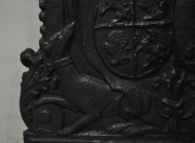 Старинная каминная плита, украшенная гербами союза Жиля Брюне, маркиза Палиса, и Франсуазы-Сюзанны Бинон.-4