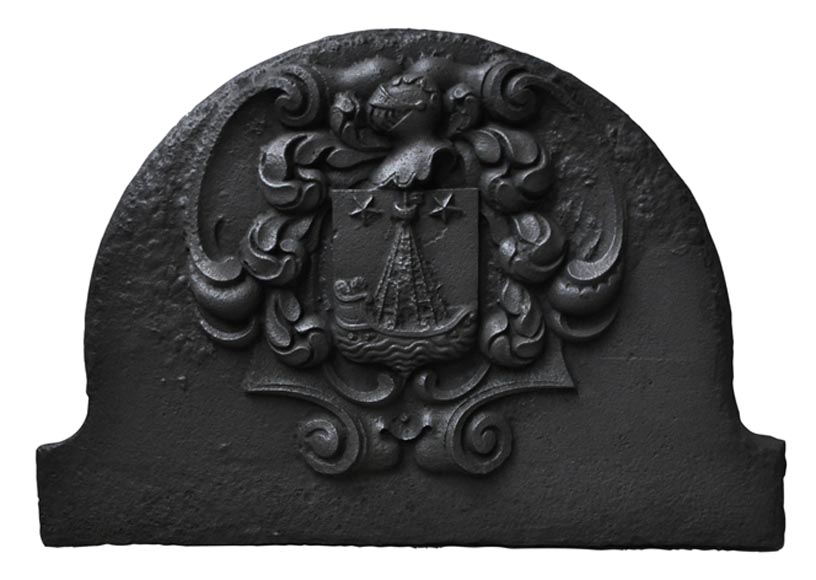 Красивая старинная каминная плита, украшенная гербами Парижа.-0