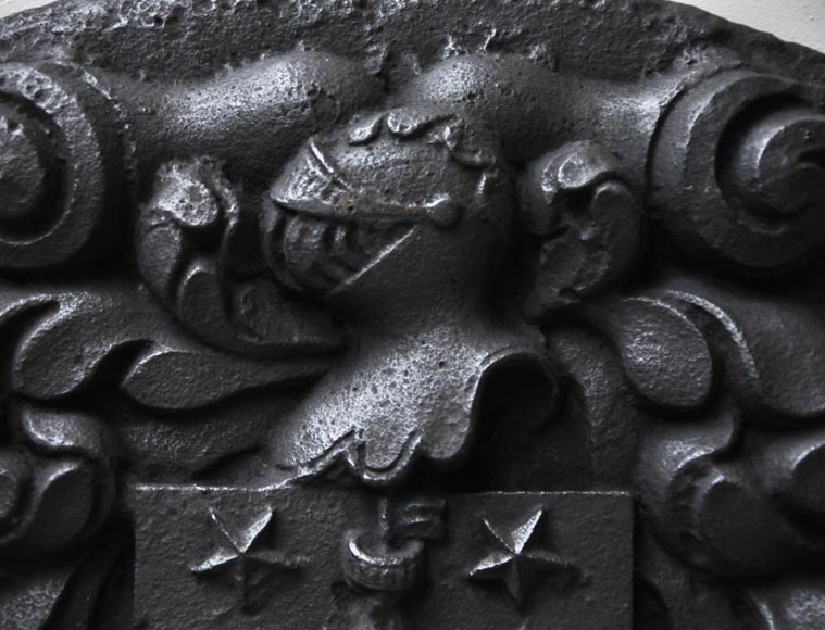 Красивая старинная каминная плита, украшенная гербами Парижа.-1