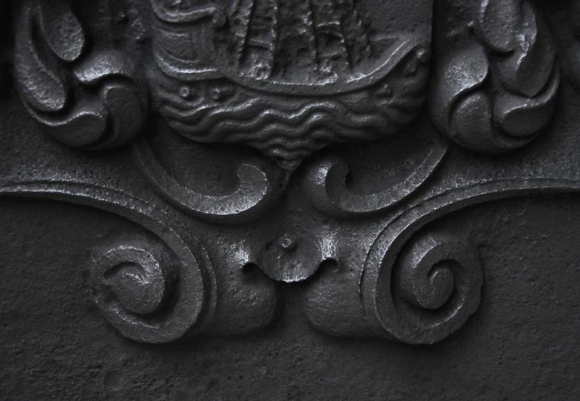 Красивая старинная каминная плита, украшенная гербами Парижа.-3