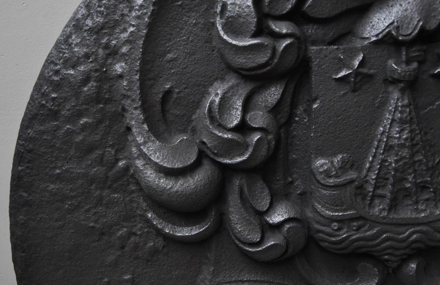 Красивая старинная каминная плита, украшенная гербами Парижа.-4