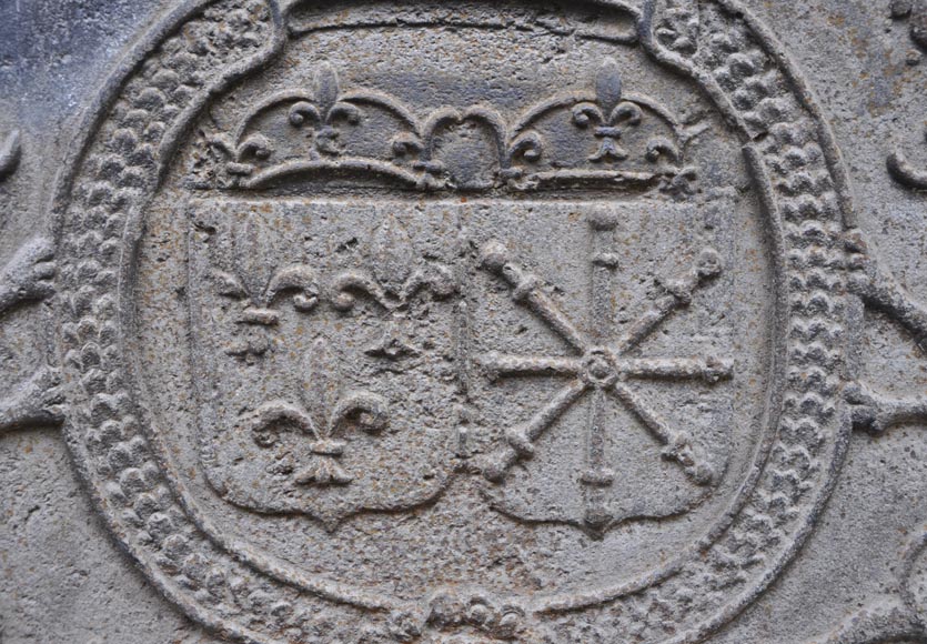 Красивая старинная каминная плита 18 века, украшенная гербами Франции и Наварры.-1
