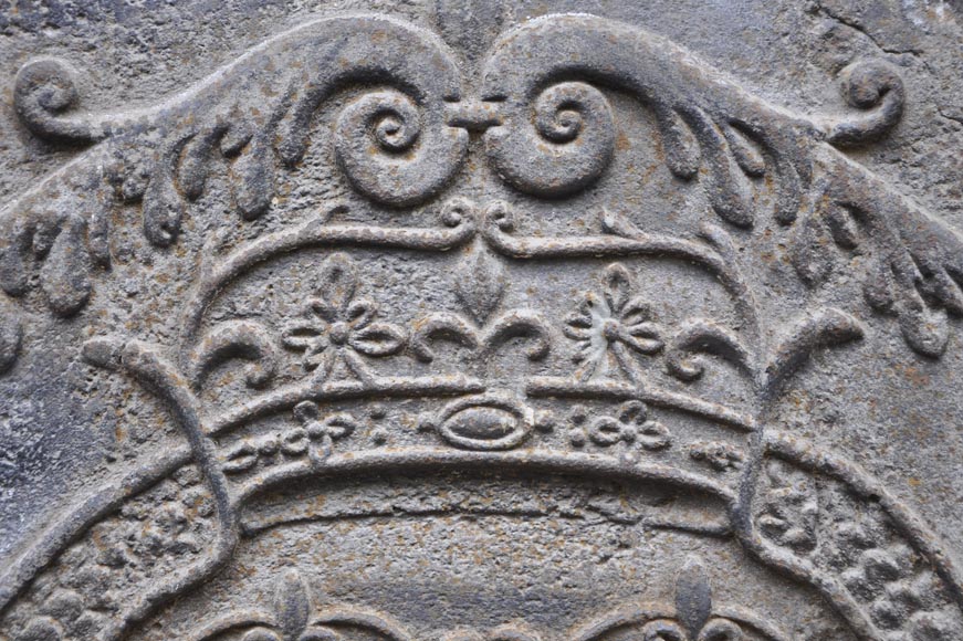 Красивая старинная каминная плита 18 века, украшенная гербами Франции и Наварры.-2