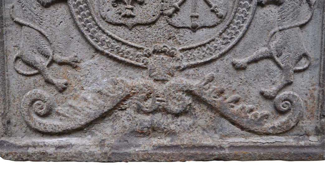 Красивая старинная каминная плита 18 века, украшенная гербами Франции и Наварры.-5