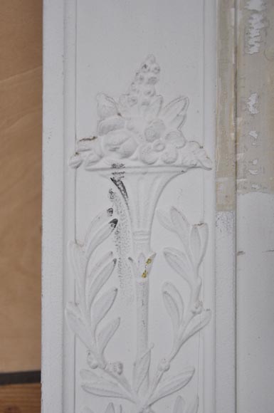 Трюмо в стиле Людовика XVI, украшенное фризом орнамента из лавровых листьев и фризом из овального орнамента.-5