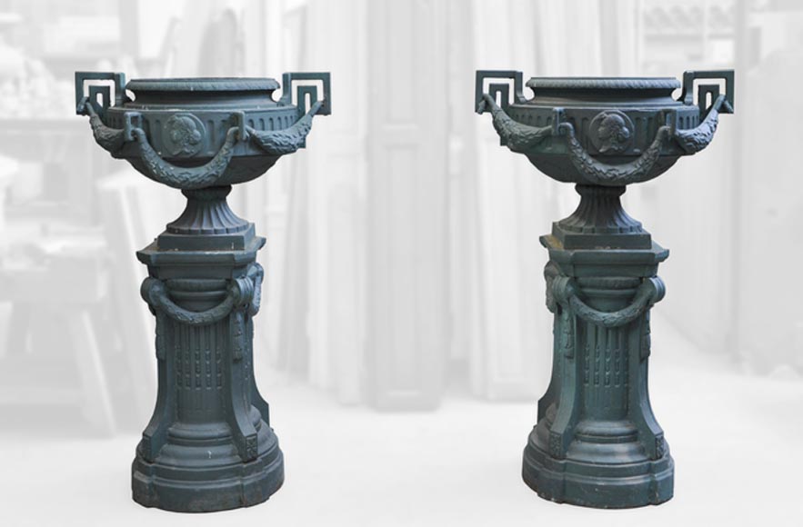 Пара чугунных ваз в стиле Людовика XVI на оригинальных подставках.-0