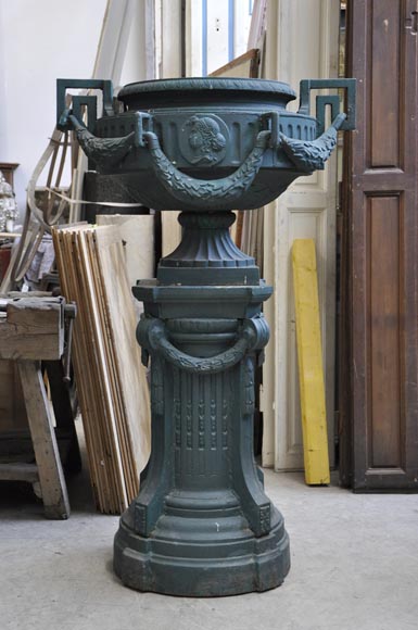 Пара чугунных ваз в стиле Людовика XVI на оригинальных подставках.-1