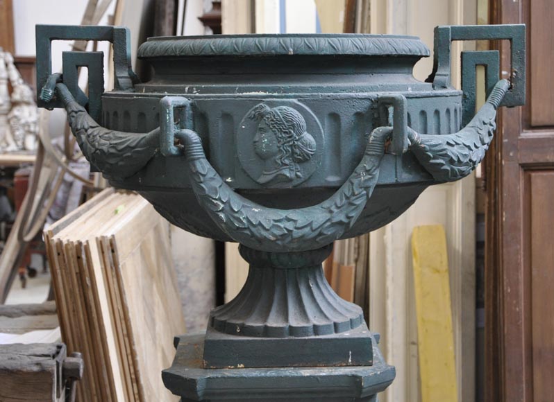 Пара чугунных ваз в стиле Людовика XVI на оригинальных подставках.-2