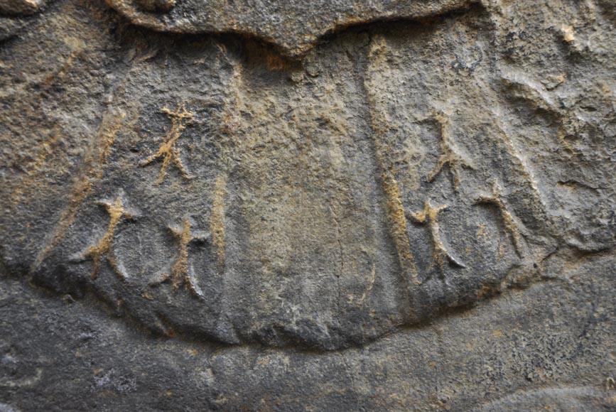 Великолепная каминная плита, украшенная гербами Жана Буэ де Савини, первой половины 18 века.-5