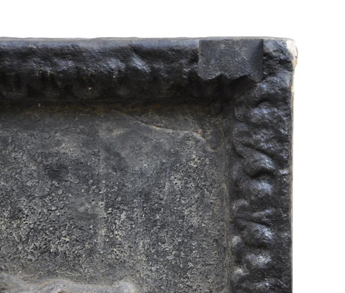 Великолепная каминная плита, украшенная гербами Жана Буэ де Савини, первой половины 18 века.-7