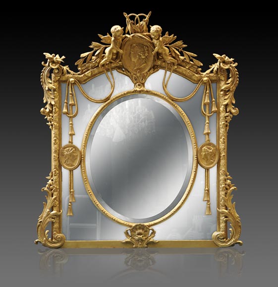 Великолепное зеркало с перегородками в стиле Наполеона III из дерева и позолоченного стюка, украшенное амурчиками и медальонами с женскими профилями. -0