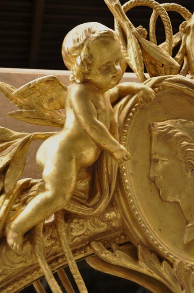 Великолепное зеркало с перегородками в стиле Наполеона III из дерева и позолоченного стюка, украшенное амурчиками и медальонами с женскими профилями. -3