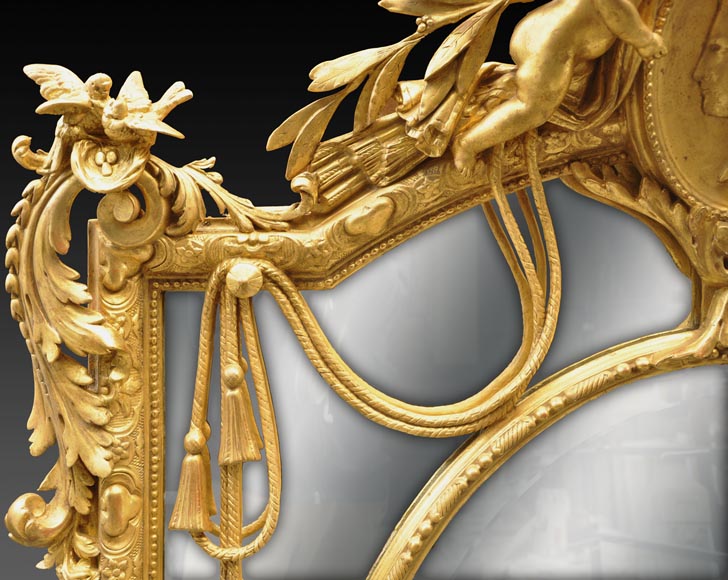 Великолепное зеркало с перегородками в стиле Наполеона III из дерева и позолоченного стюка, украшенное амурчиками и медальонами с женскими профилями. -4