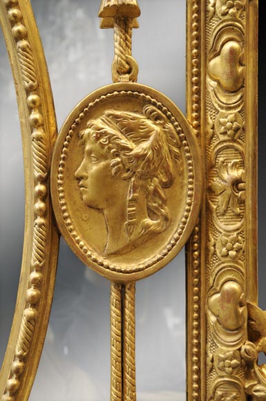 Великолепное зеркало с перегородками в стиле Наполеона III из дерева и позолоченного стюка, украшенное амурчиками и медальонами с женскими профилями. -6