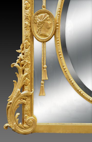 Великолепное зеркало с перегородками в стиле Наполеона III из дерева и позолоченного стюка, украшенное амурчиками и медальонами с женскими профилями. -7