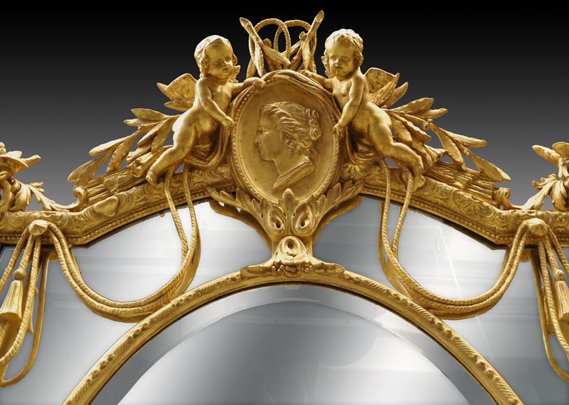 Великолепное зеркало с перегородками в стиле Наполеона III из дерева и позолоченного стюка, украшенное амурчиками и медальонами с женскими профилями. -8