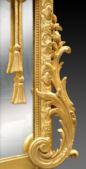 Великолепное зеркало с перегородками в стиле Наполеона III из дерева и позолоченного стюка, украшенное амурчиками и медальонами с женскими профилями. -9