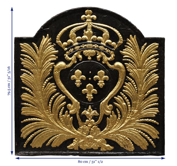 Большая каминная плита, украшенная гербами Франции, отделанная позолотой.-7