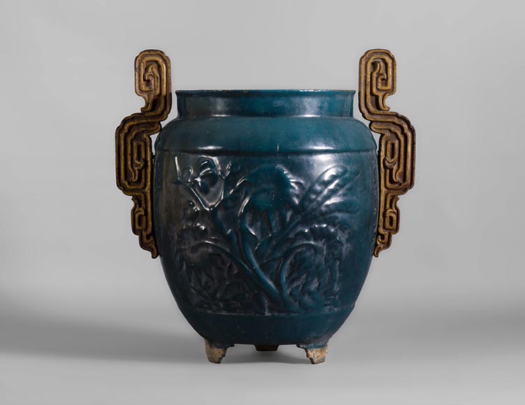 Красивая старинная садовая ваза 19 века, изготовленная из чугуна с синей эмалью.-0