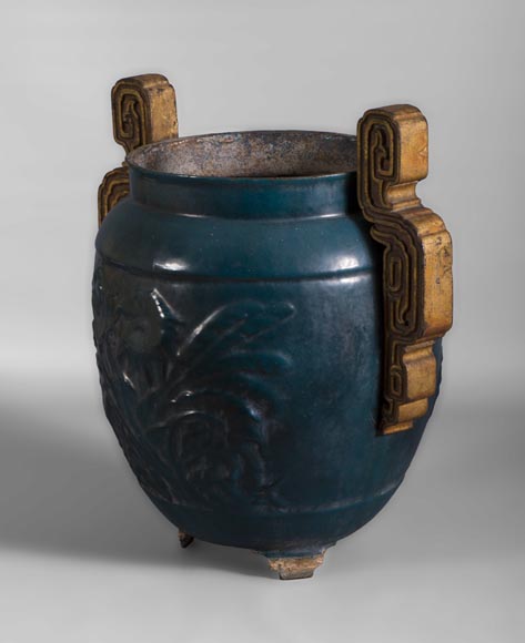 Красивая старинная садовая ваза 19 века, изготовленная из чугуна с синей эмалью.-1