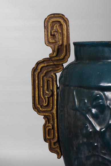 Красивая старинная садовая ваза 19 века, изготовленная из чугуна с синей эмалью.-2