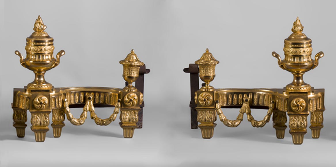 Красивая пара старинных дровниц из позолоченной бронзы в стиле Людовика XVI, украшенных вазами и гирляндами с фестонами.-0