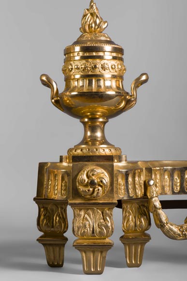 Красивая пара старинных дровниц из позолоченной бронзы в стиле Людовика XVI, украшенных вазами и гирляндами с фестонами.-2