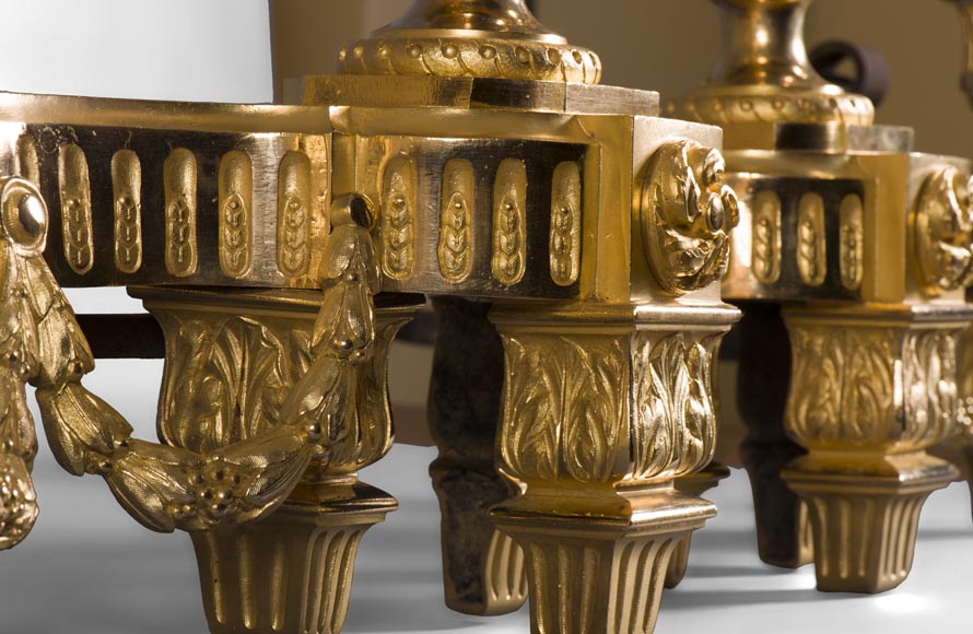 Красивая пара старинных дровниц из позолоченной бронзы в стиле Людовика XVI, украшенных вазами и гирляндами с фестонами.-4