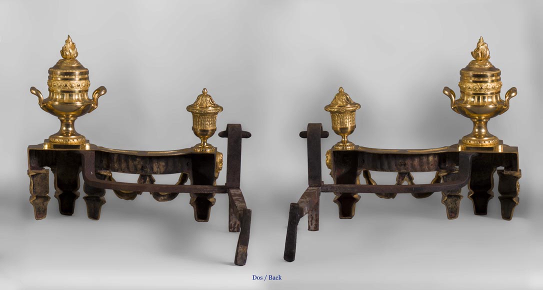 Красивая пара старинных дровниц из позолоченной бронзы в стиле Людовика XVI, украшенных вазами и гирляндами с фестонами.-5