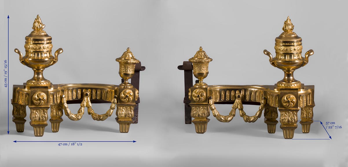 Красивая пара старинных дровниц из позолоченной бронзы в стиле Людовика XVI, украшенных вазами и гирляндами с фестонами.-6