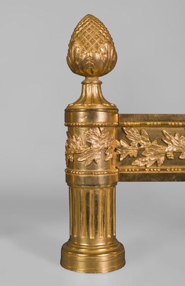 Пара старинных дровниц из позолоченной бронзы в стиле Людовика XVI, украшенных вазами с языками пламени.-3